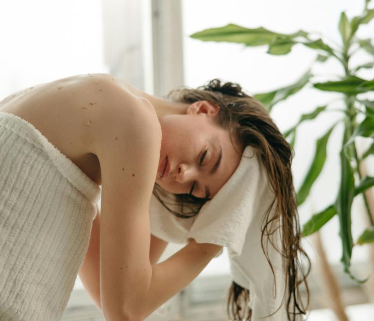 Κοπέλα που στεγνώνει τα μαλλιά της 