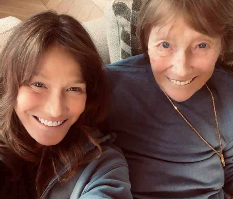 H Kάρλα Μπρούνι με τη μητέρα της 