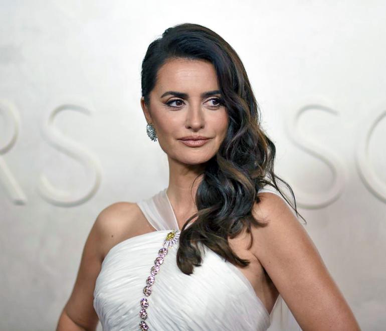 Πιο γεμάτα και καλοσχηματισμένα φρύδια μετά τα 50: Τα 3 βήματα που προτείνουν οι ειδικοί