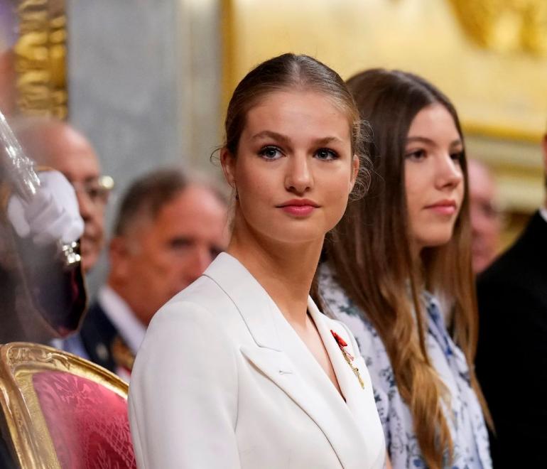 Η πριγκίπισσα Λεονόρ δίπλα στη βασίλισσα Λετίθια και την αδελφή της Σοφία, ενώ ορκίζεται πίστη στο Σύνταγμα στα 18α γενέθλιά της 
