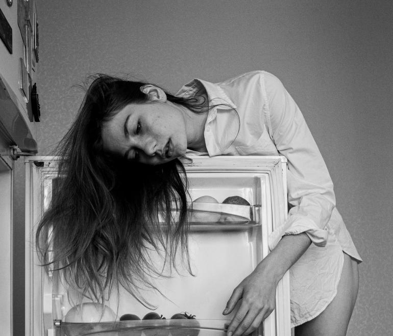 γυναίκα στο ψυγείο