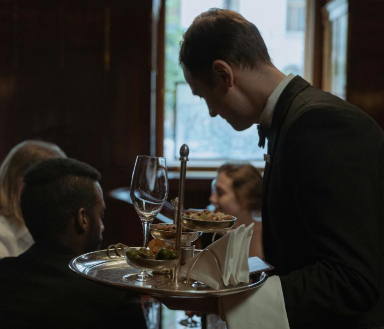 Σερβιτόρος εξυπηρετεί πελάτες