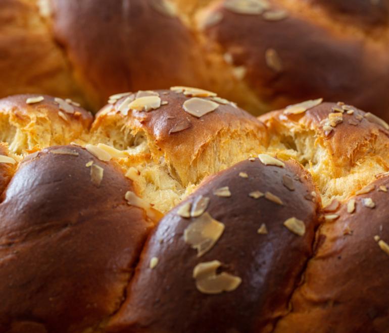 Τσουρέκι που δεν φούσκωσε