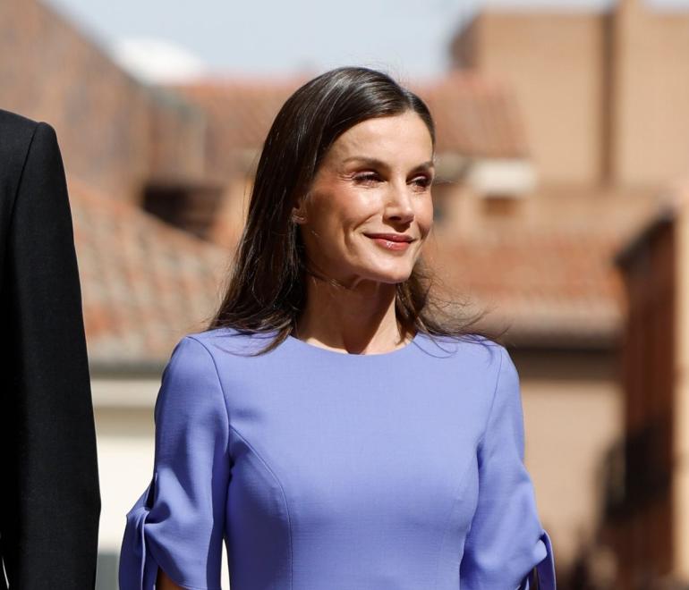 Βασίλισσα Λετίθια με μωβ φόρεμα και κανελλί κραγιόν