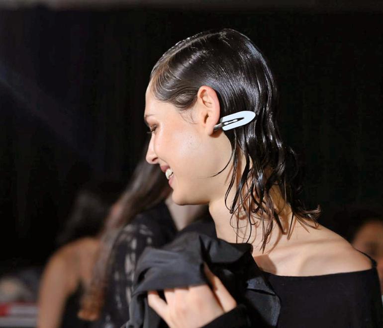 Η νέα εμμονή της περιποίησης: Τι κάνει το micellar νερό στα προϊόντα μαλλιών