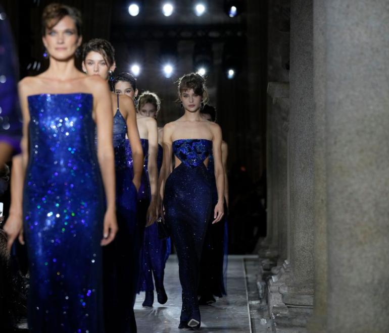 Μοντέλα στο show Armani με μπλε μοβ βραδινές δημιουργίες