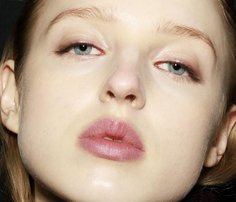  Frosty Pink Lips Trend: Μα τι έχουν πάθει όλες με τα παγωμένα ροζ χείλη των 2000s;