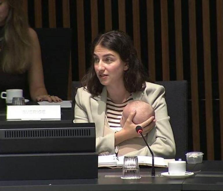 Η υπουργός που πήρε μαζί της το μωρό της στη Βουλή