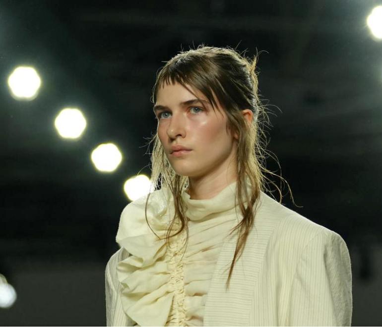 Μοντέλο του οίκου Dries Van Noten με λευκό πουκάμισο
