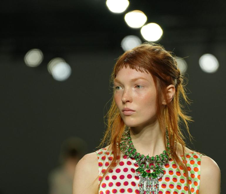 Μοντέλο με κόκκινα μαλλιά από το Dries Van Noten Spring Summer 2026
