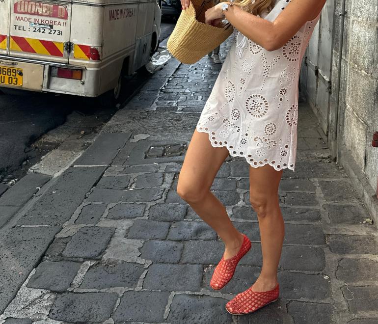 κοπελα με λευκο φορεμα και κοκκινα παπουτσια