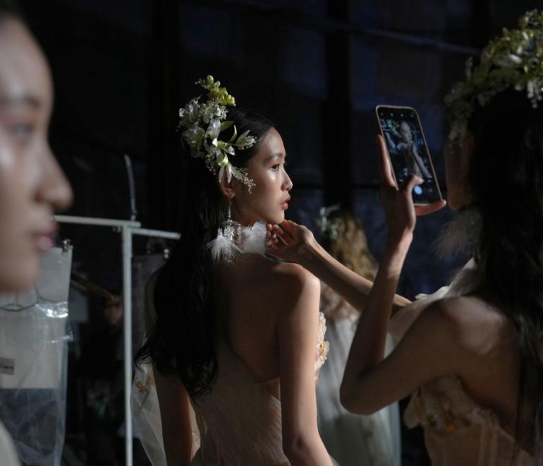Ασιάτισσες μοντέλα backstage σε επίδειξη μόδας