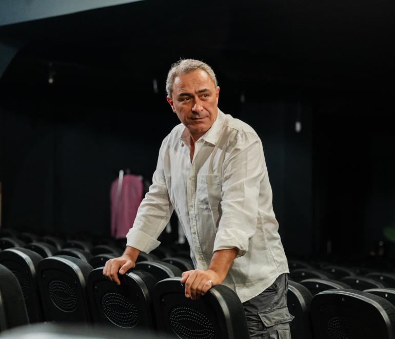  Θανάσης Κουρλαμπάς: «Το θέατρο ήταν, είναι και θα παραμείνει μπουλούκι»