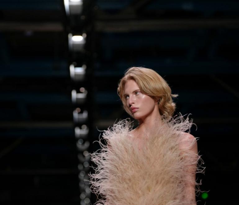 Μοντέλο φοράει δημιουργία Stella McCartney SS 2026 με ροζ φτερά