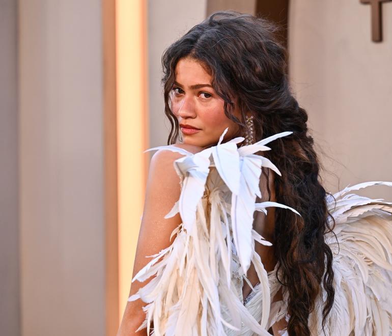 Ghost Lashes: Η τάση που κάνει τα cool girls να αφήνουν τη μάσκαρα στην άκρη