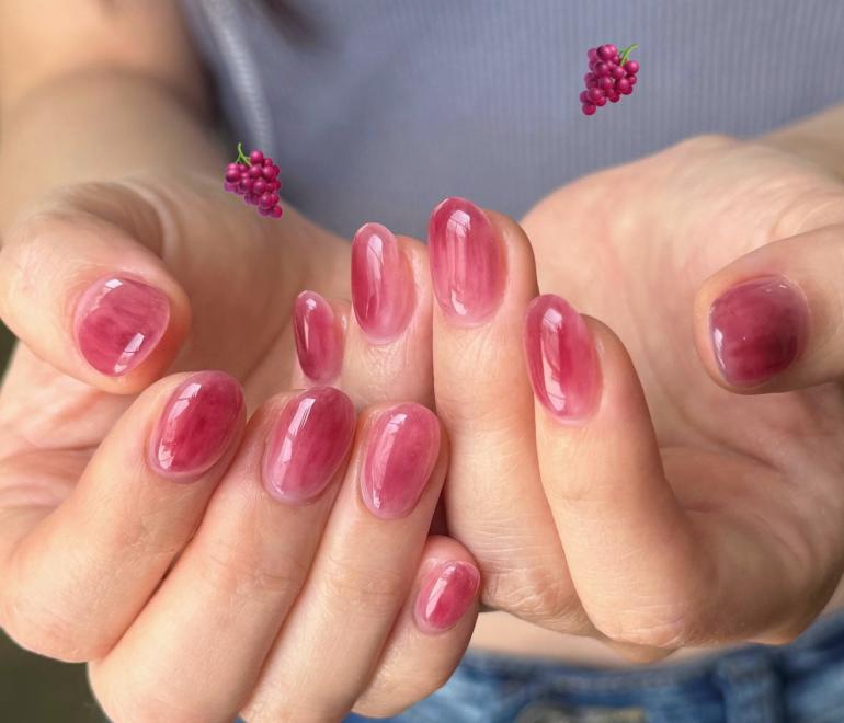 «Grape Peel Nails»: Η κορεάτικη τάση που χαρίζει φωτεινά και διάφανα νύχια