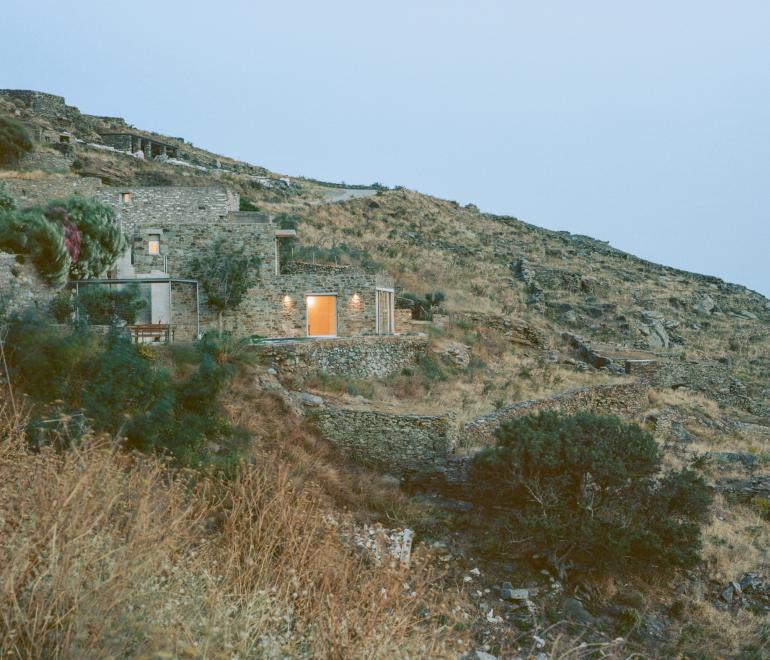 Ένα παλιό κελί στην Τήνο έγινε ένα σπίτι που μοιάζει να ήταν πάντα εκεί