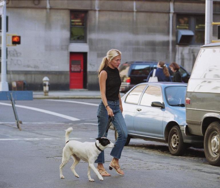 η καρολιν μπεσετ βολτα με τον σκυλο της
