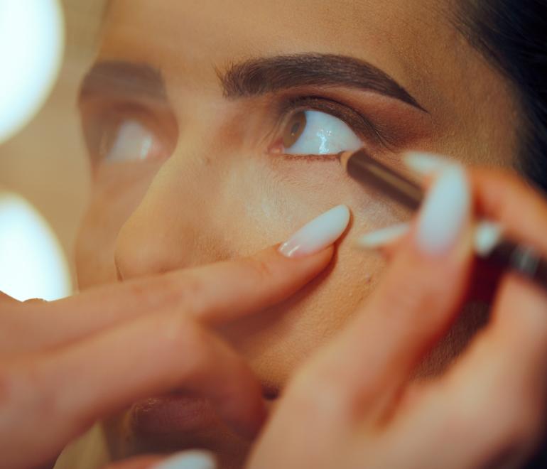 Οι makeup artists συμφωνούν: Μετά τα 50, το μαύρο μολύβι ματιών στο waterline μπορεί να σας κάνει να δείχνετε μεγαλύτερες