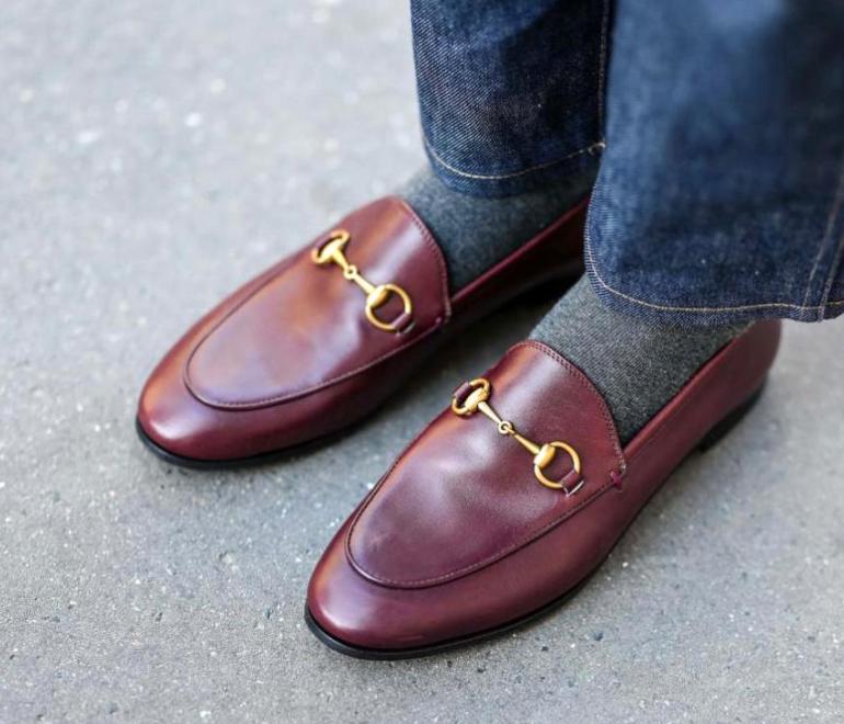μπορντο loafers με γκρι καλτσες και τζιν παντελονι