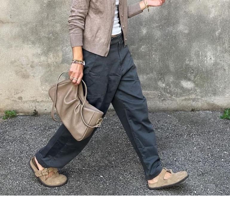 κοπελα με γκρι παντελονι και birkenstock 