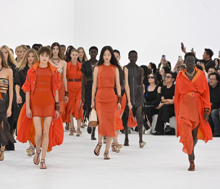 Εβδομάδα Μόδας Παρισιού SS’27: Χρώμα σε Hermès και Givenchy, γήινοι τόνοι στη Victoria Beckham