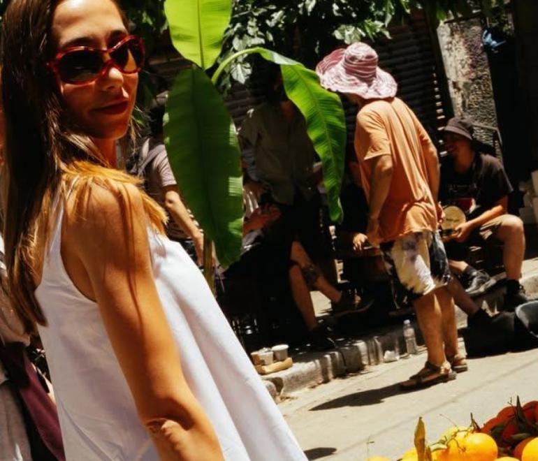 Η Louise Govilas στη λαϊκή αγορά της Καλλιδρομίου/ Φωτογραφία: Douglas Martin Eveleigh/ Mango
