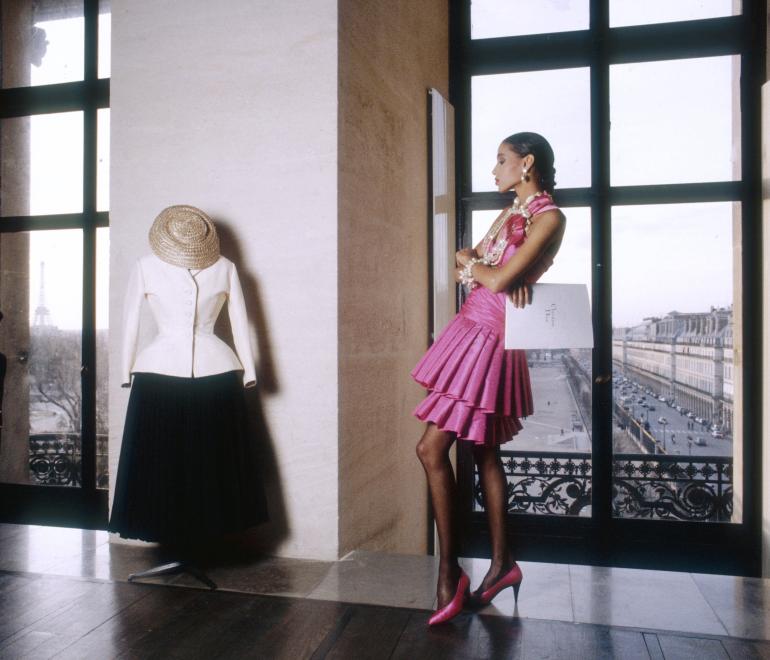 40 χρόνια μόδας σε μία έκθεση: Dior, Chanel, McQueen και Galliano συναντιούνται στο Παρίσι