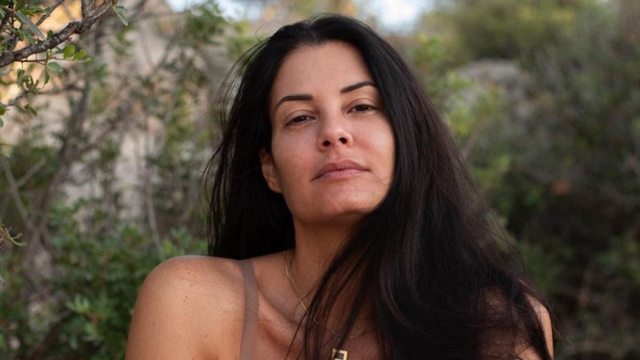 Η Μαρία Κορινθίου με σέξι off shoulder φόρεμα ποζάρει σε παραλία στην