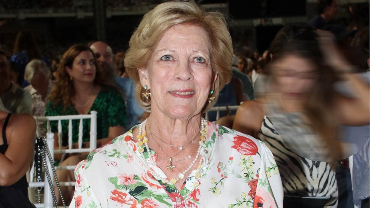 H Άννα Μαρία με κομψό φλοράλ shirt dress στη συναυλία του Andrea ...