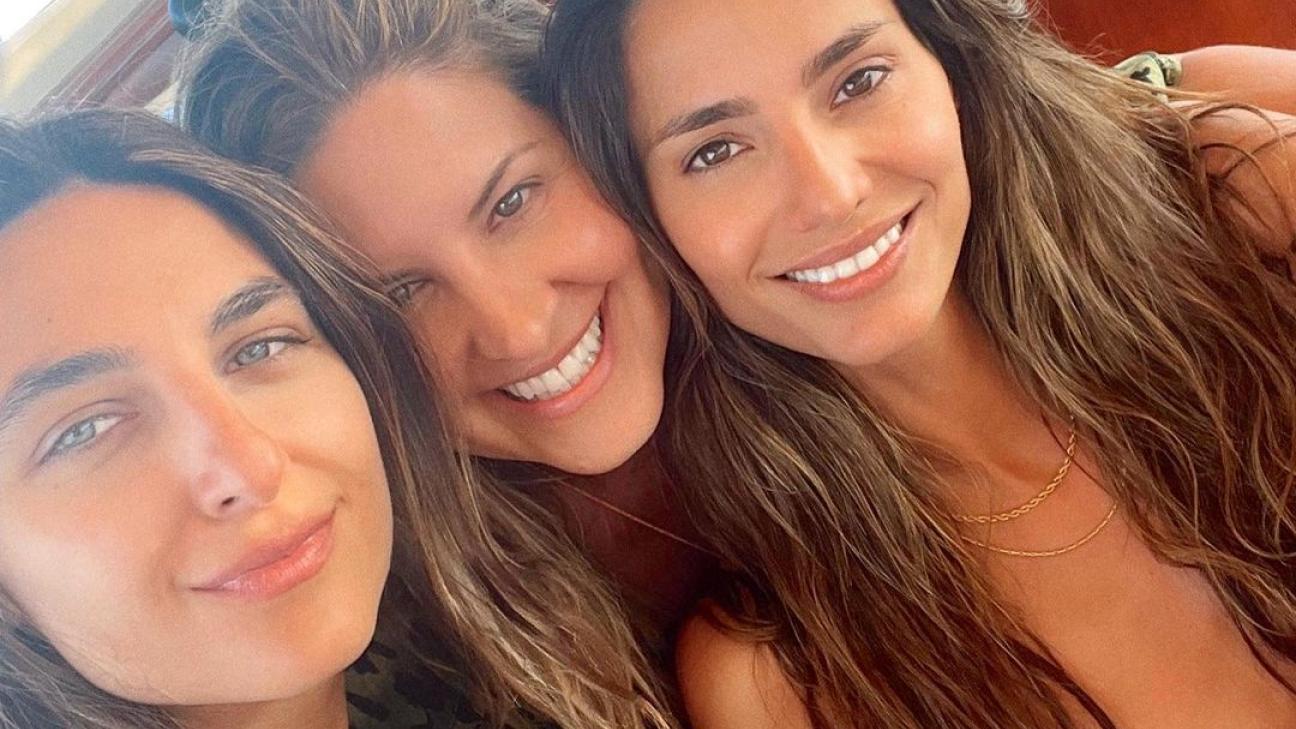 H Ηλιάννα Παπαγεωργίου με τις φίλες της σε σκάφος στα Κουφονήσια