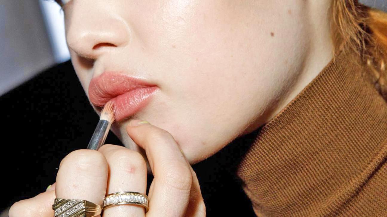Tkees Lipglosses Portokali Dermatina Sandalia Gynaikeia Papoytsia