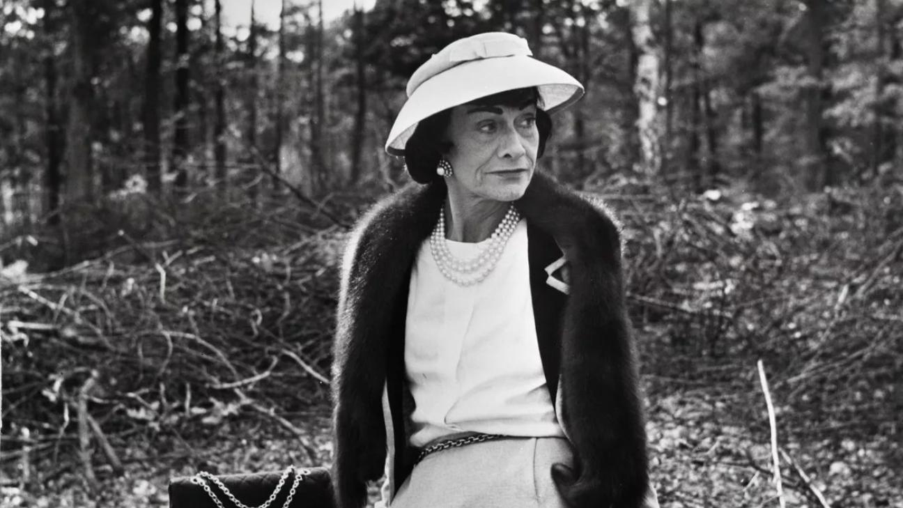70 Χρόνια Chanel 2.55: Η ιστορία της τσάντας που επαναπροσδιόρισε την ...