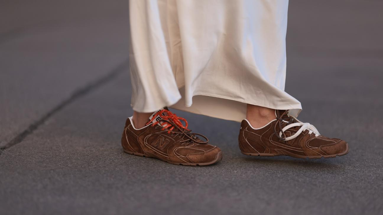Trend alert -Τα καφέ sneakers που υπόσχονται να γίνουν το απόλυτο must-have