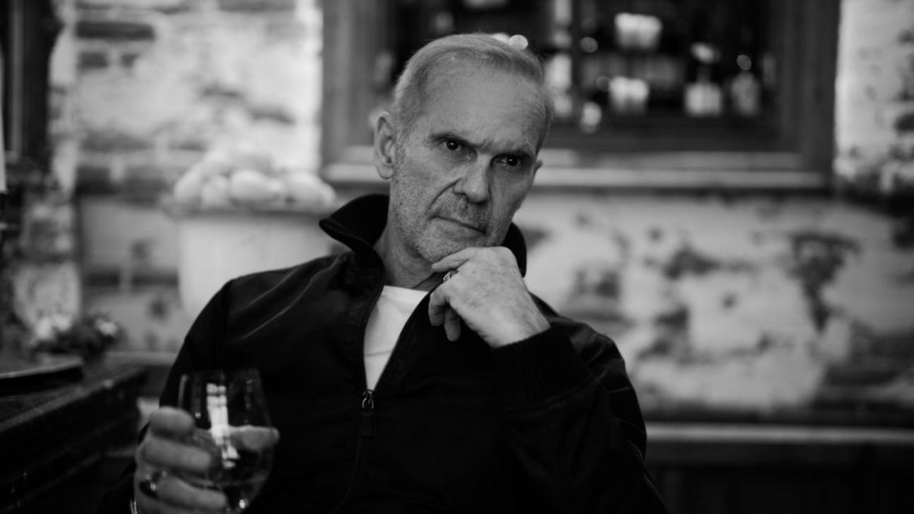Διακριτική φινέτσα και άνεση στο σαλόνι του Πέτρου Κωστόπουλου