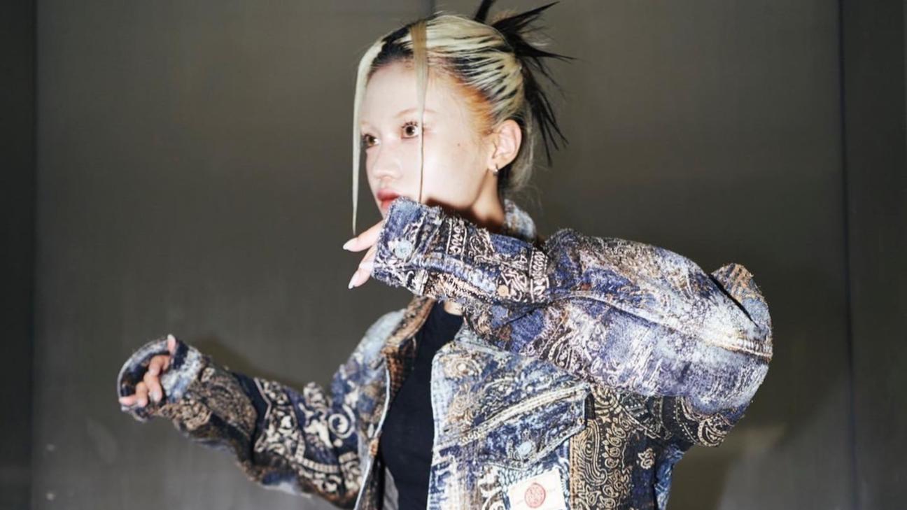 Γυναίκα που φοράει total denim Proleta Re Art