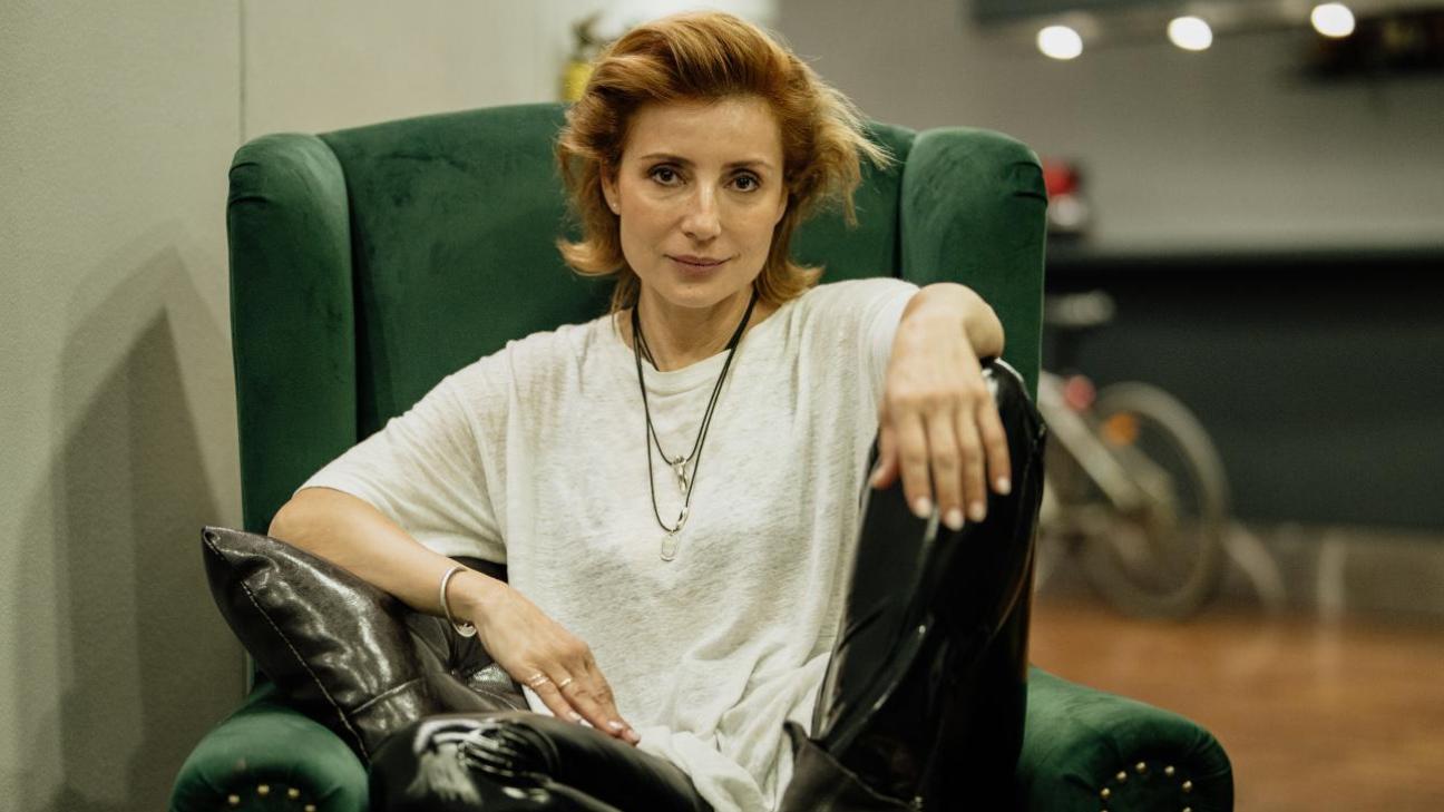 Η Ευδοκία Ρουμελιώτη δείχνει το μοντέρνο σαλόνι της -Η οικογενειακή φωτό στο χριστουγεννιάτικο δέντρο