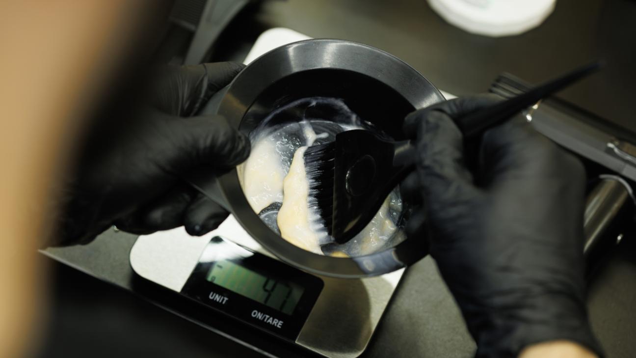 Τι να προσθέσετε στη βαφή μαλλιών: Ένα άγνωστο κόλπο μεταξύ των κομμωτών για να διασφαλίσετε ότι το χρώμα θα διαρκέσει