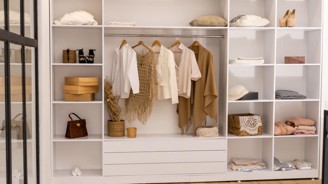 Το μικρό αξεσουάρ από τα IKEA που βάζει τέλος στο χάος της ντουλάπας