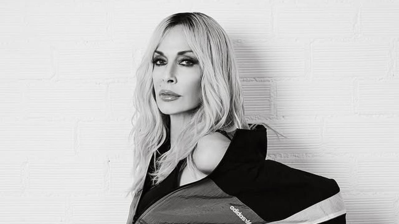 Η Άννα Βίσση χορεύει το νέο της κομμάτι, αλλά όλοι κοιτούν την κουζίνα του σπιτιού της