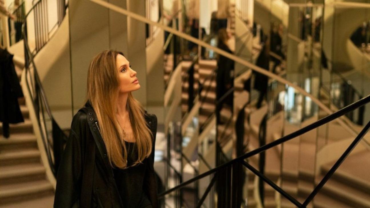Couture: Η Αντζελίνα Τζολί επιστρέφει σε μια ταινία βουτηγμένη στον κόσμο της μόδας