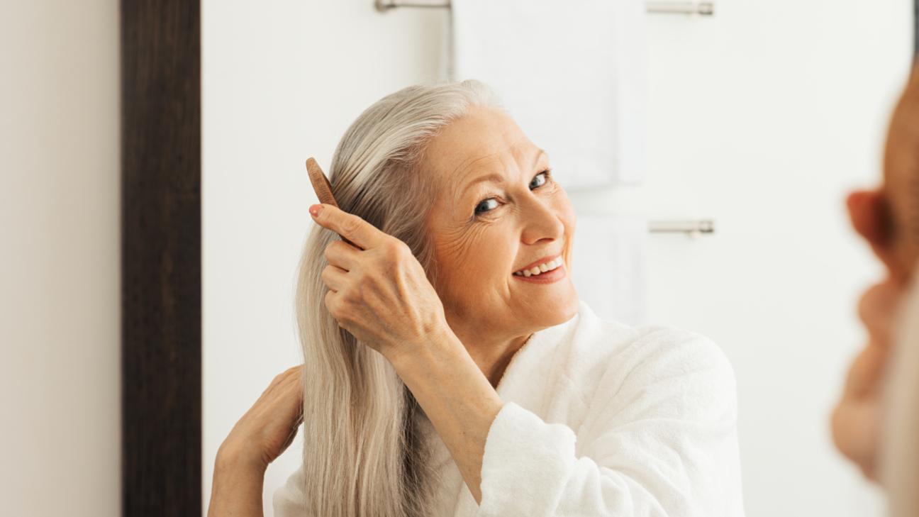 Ποιος είναι ο σκοπός της χρήσης ξιδιού και μαγειρικής σόδας στα γκρίζα μαλλιά και πώς εφαρμόζεται σωστά;