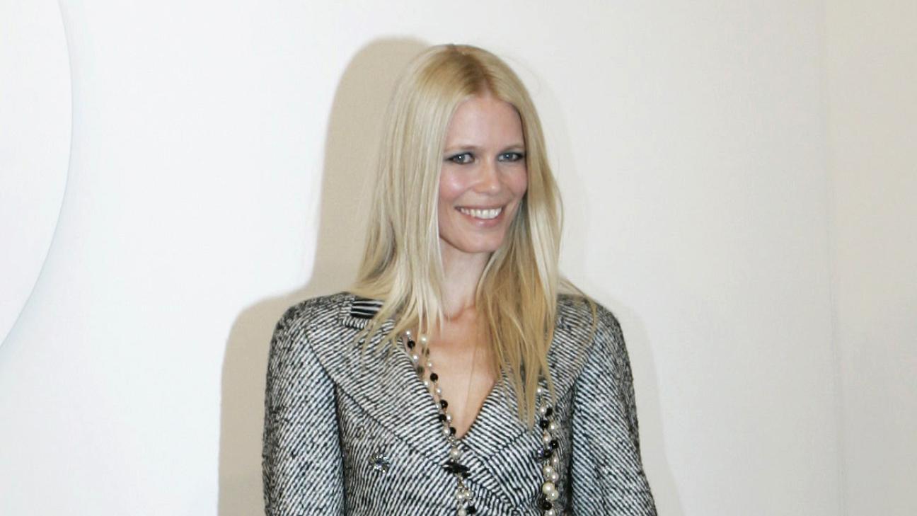 Τα slim-fit τζιν τα φοράμε την άνοιξη του 2026 όπως οι style icons των ’90s και των 2000s