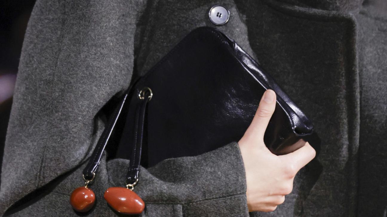 Εβδομάδα Μόδας Παρισιού: Η τάση «no manicure» που κυριάρχησε στις πασαρέλες