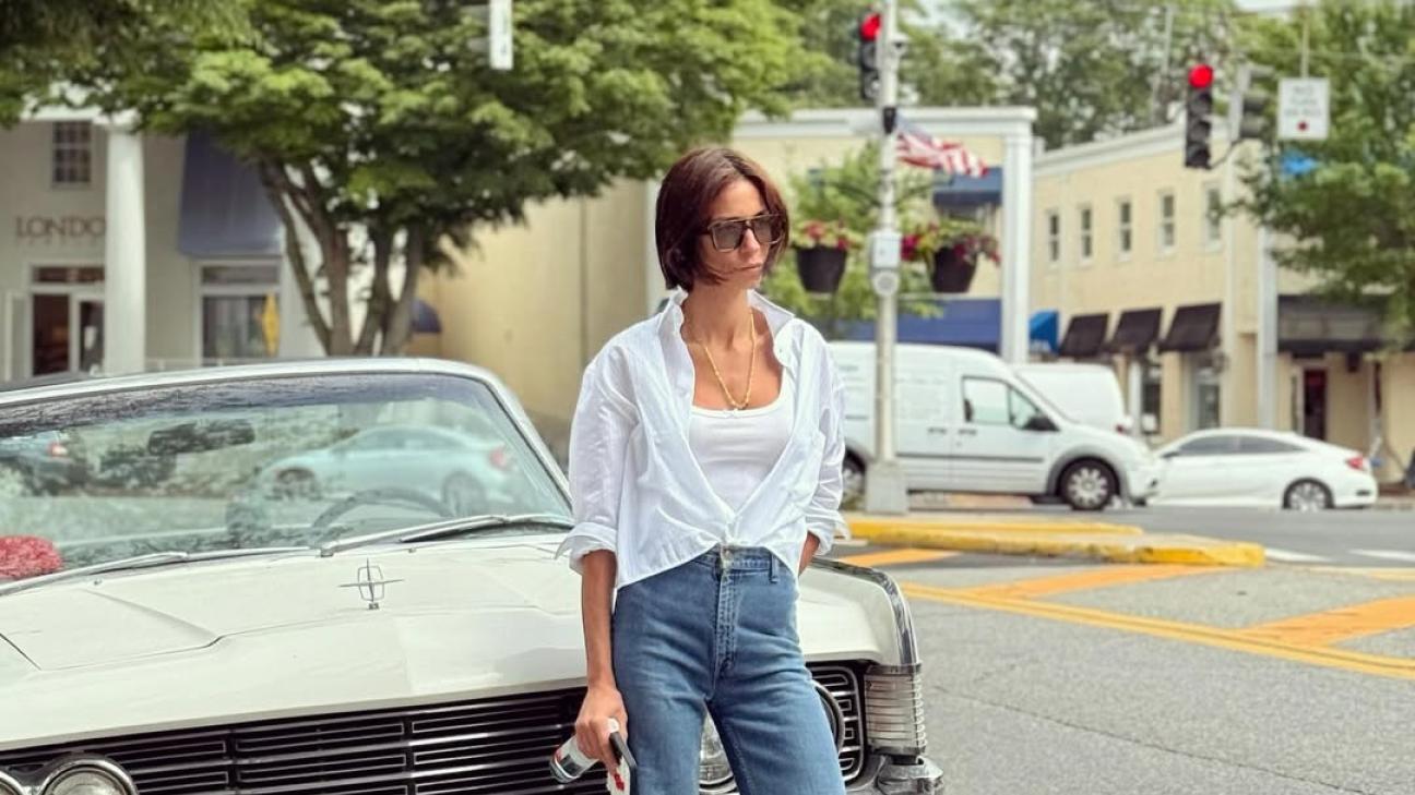 Η Σοφία Καρβέλα μάς δείχνει τα 5 αγαπημένα της λευκά t-shirt