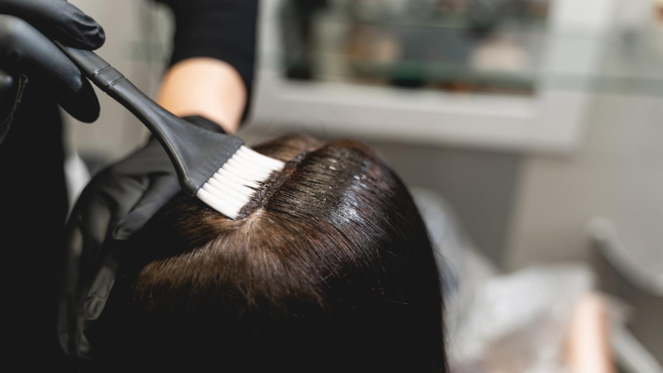 Χωρίς καφέ ή κανέλα -Η σπιτική βαφή μαλλιών που καλύπτει τα γκρίζα μαλλιά και αποκαθιστά τη φυσική τους λάμψη