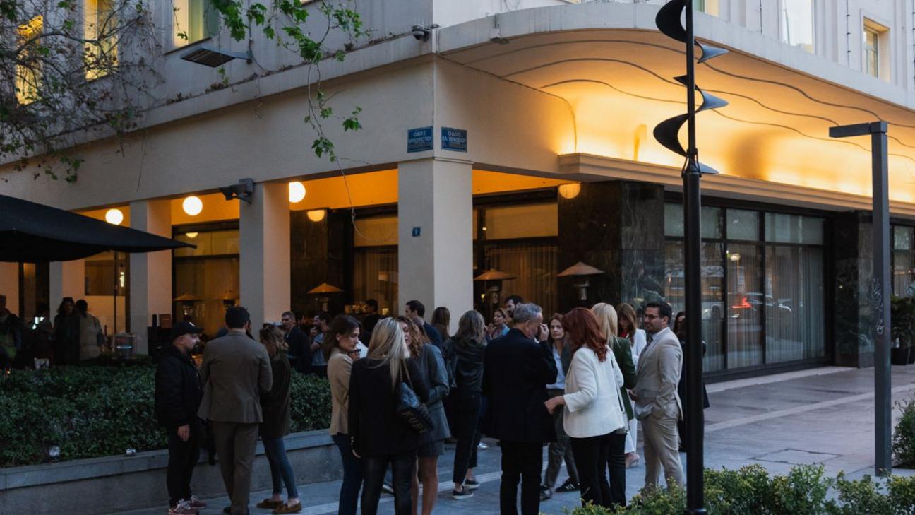 Ο Takis στο κέντρο της Αθήνας: Ποιοι έδωσαν το «παρών» στην παρουσίαση των έργων του