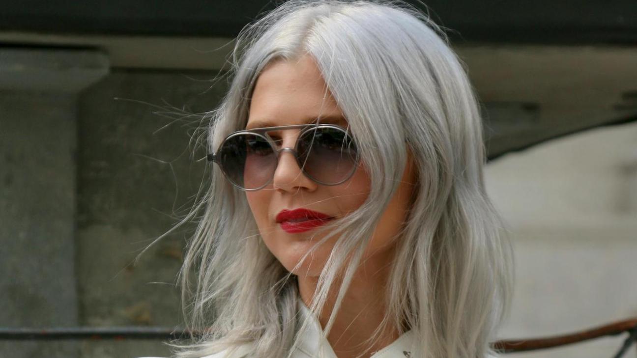 Αυτή η τάση στο χρώμα σας διευκολύνει να υιοθετήσετε τα γκρίζα μαλλιά