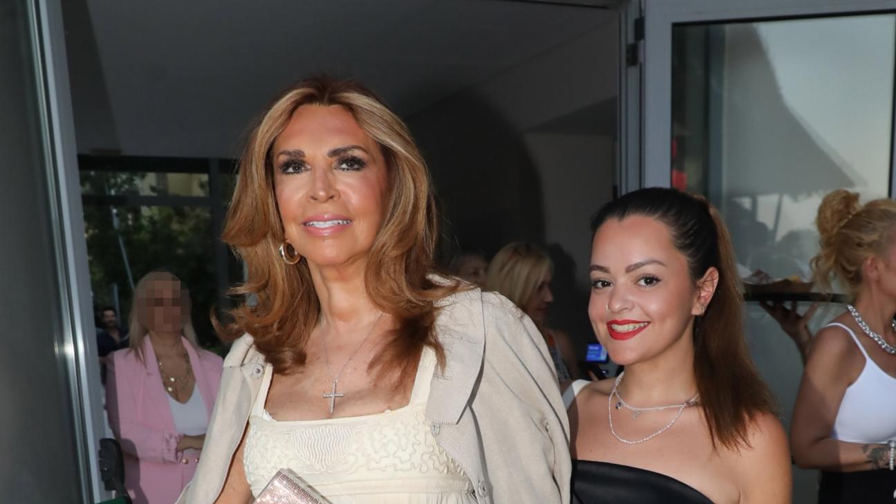 Βραδινή έξοδος για τη Μιμή Ντενίση, μαζί με την κόρη της, Μαριτίνα