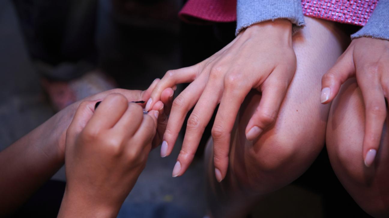 Αντίο στα μπορντό νύχια: Αυτό είναι το χρώμα που θριαμβεύει το 2026 για μίνιμαλ μανικιούρ